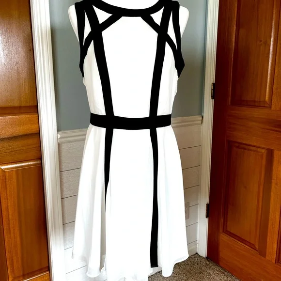 Stunning Banana Republic Black & White Color Blick Strappy Dress size 8 - Picture 3 of 8
